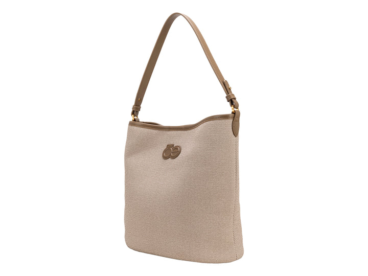 Bolso de hombro Cloe en color beige con textura tejida y asa sencilla.