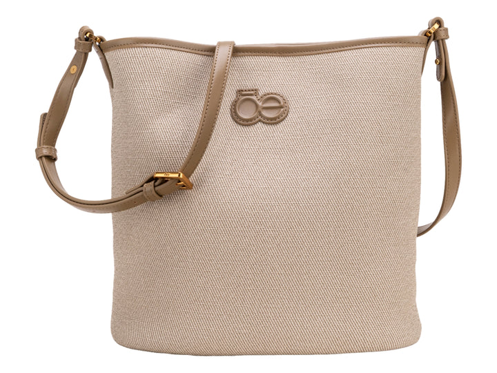 Bolso de hombro Cloe en color beige con textura tejida y asa sencilla.