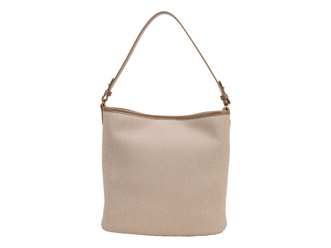 Bolso de hombro Cloe en color beige con textura tejida y asa sencilla.