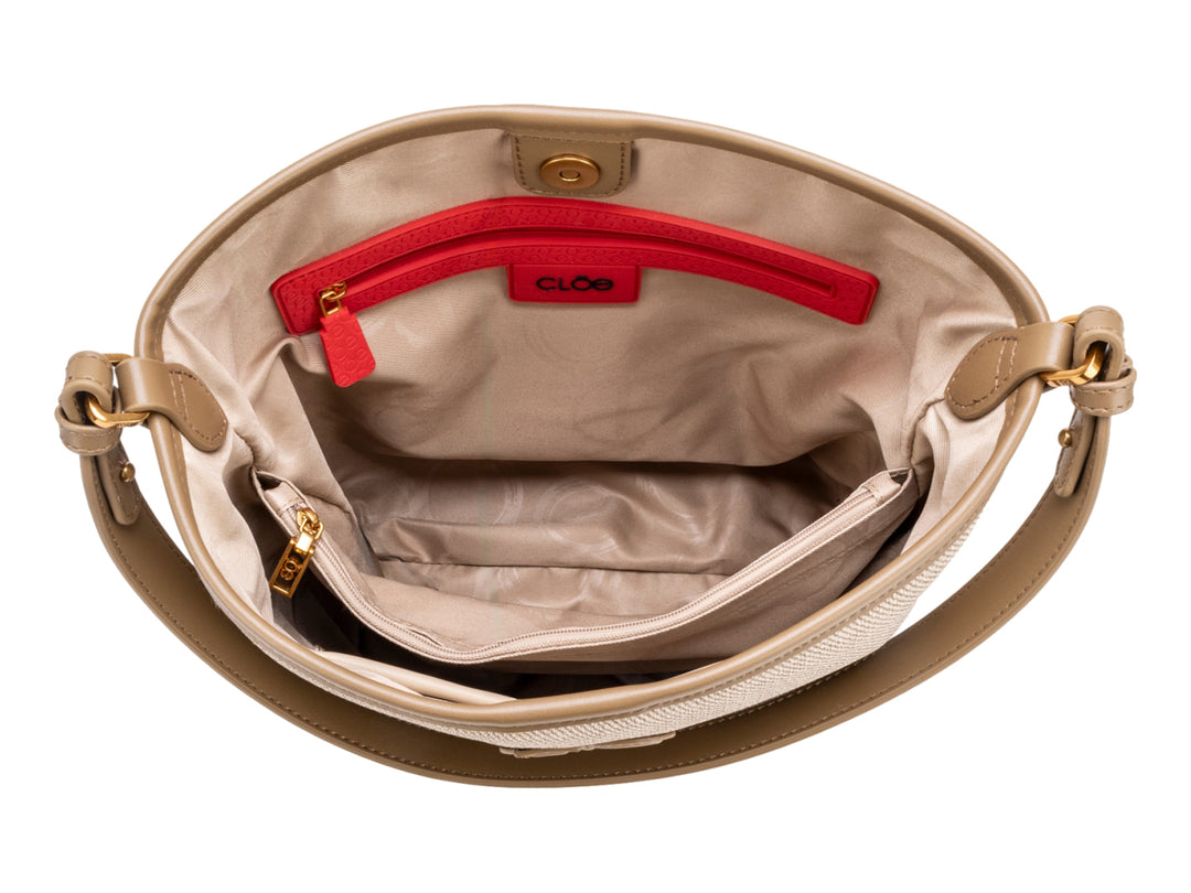 Bolso de hombro Cloe en color beige con textura tejida y asa sencilla.