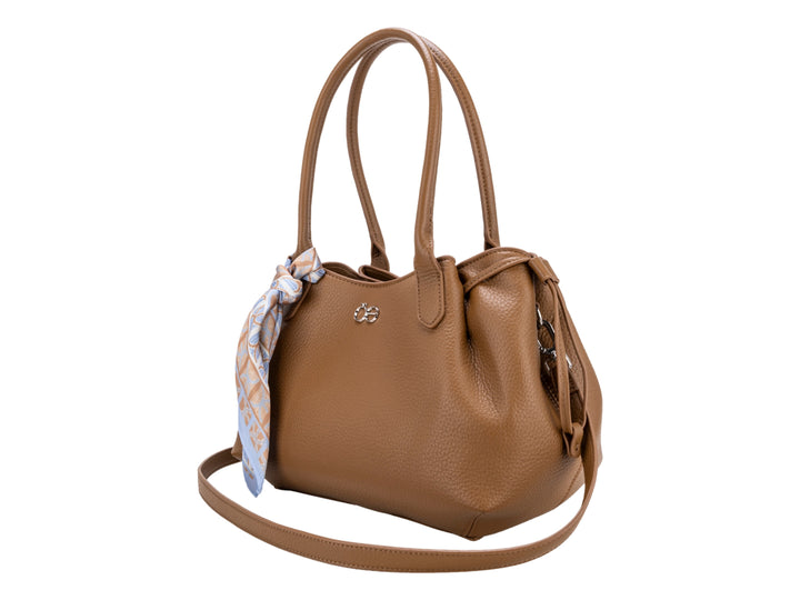 Bolsa de hombro Cloe color camel en cuero granulado con un pañuelo azul y blanco amarrado al asa.