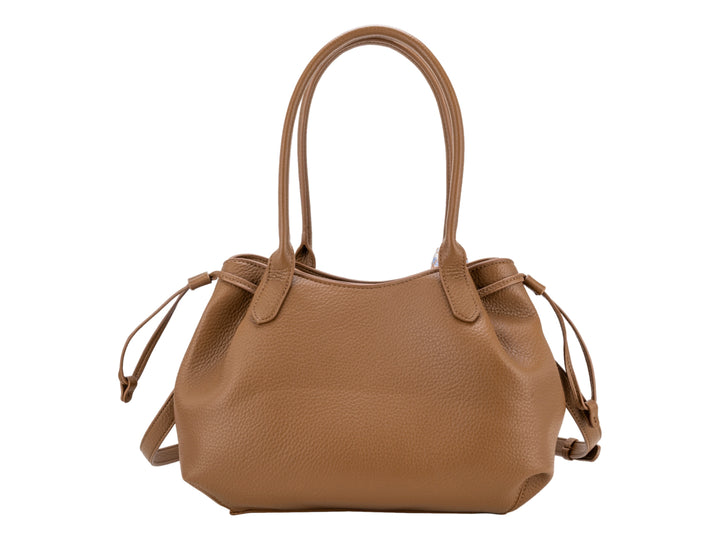 Bolsa de hombro Cloe color camel en cuero granulado con un pañuelo azul y blanco amarrado al asa.