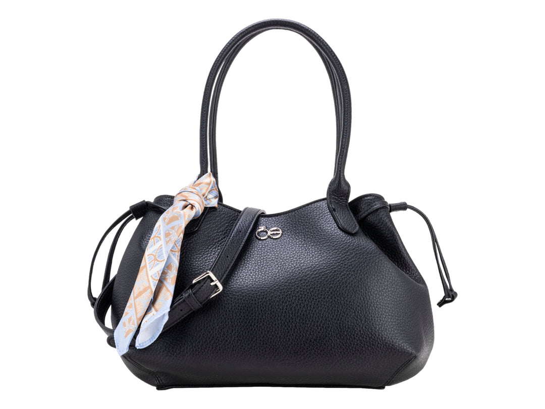 Bolsa de hombro Cloe en color negro con textura granulada y un pañuelo decorativo blanco y naranja.