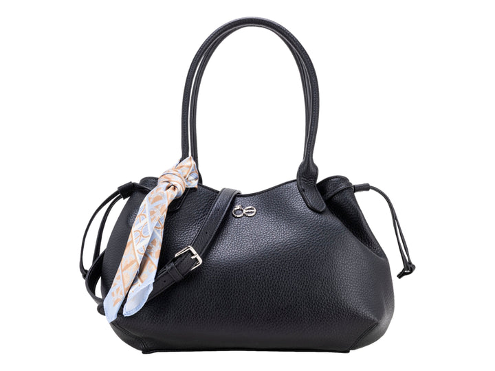 Bolsa de hombro Cloe en color negro con textura granulada y un pañuelo decorativo blanco y naranja.