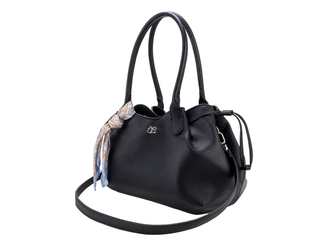 Bolsa de hombro Cloe en color negro con textura granulada y un pañuelo decorativo blanco y naranja.