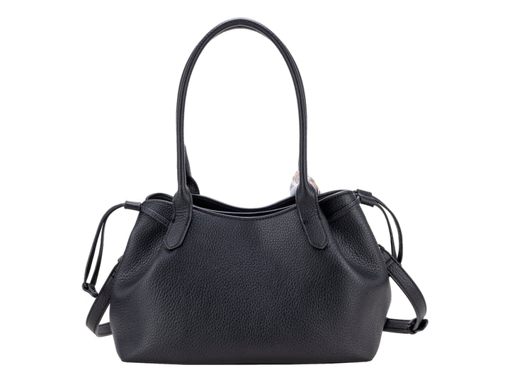 Bolsa de hombro Cloe en color negro con textura granulada y un pañuelo decorativo blanco y naranja.