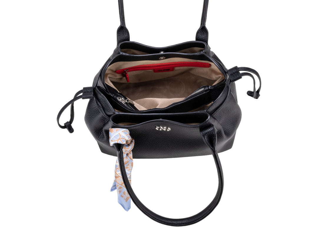 Bolsa de hombro Cloe en color negro con textura granulada y un pañuelo decorativo blanco y naranja.