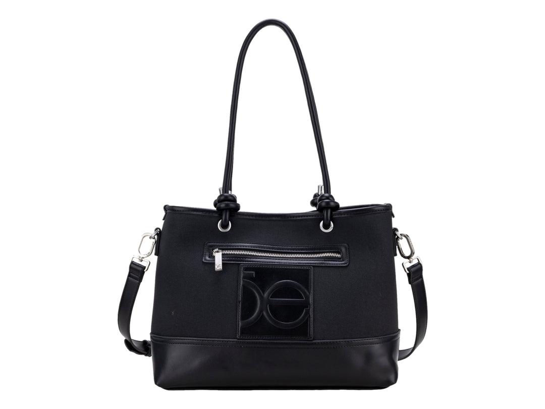 Bolsa de hombro Cloe color negro con asa larga, correa desmontable y detalle de logo en relieve al frente.