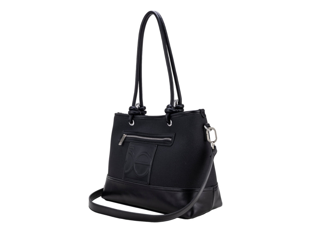 Bolsa de hombro Cloe color negro con asa larga, correa desmontable y detalle de logo en relieve al frente.