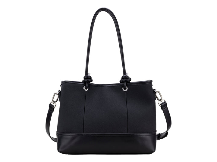 Bolsa de hombro Cloe color negro con asa larga, correa desmontable y detalle de logo en relieve al frente.