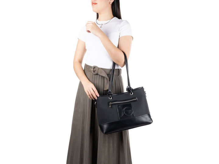 Bolsa de hombro Cloe color negro con asa larga, correa desmontable y detalle de logo en relieve al frente.