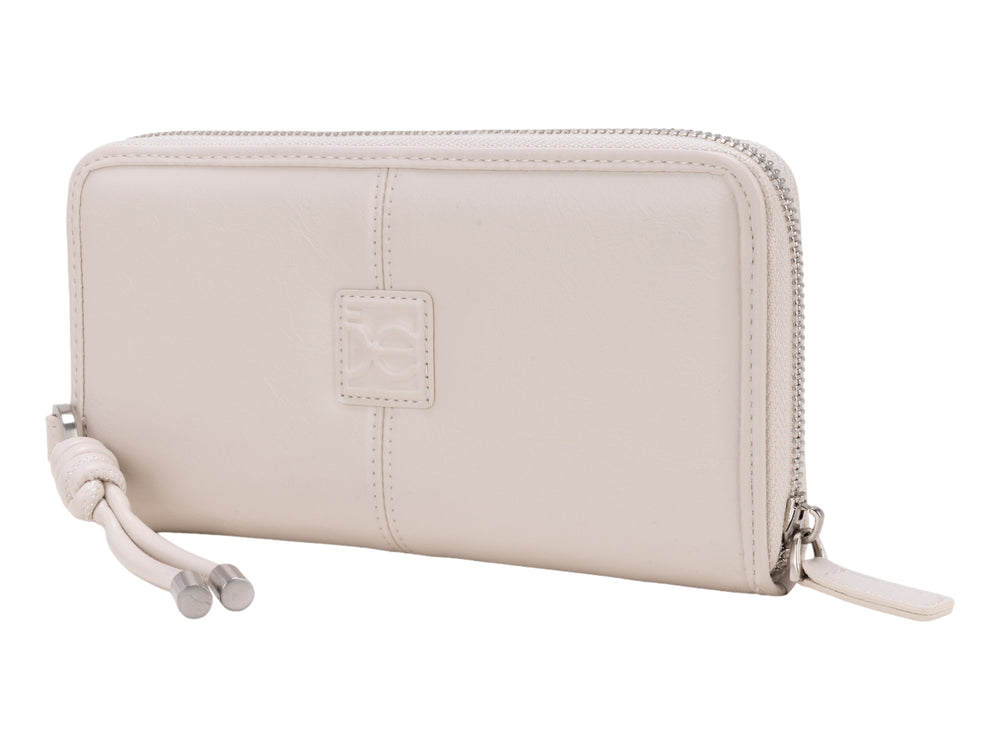 Cartera Cloe color beige con cierre y detalle de correa lateral.