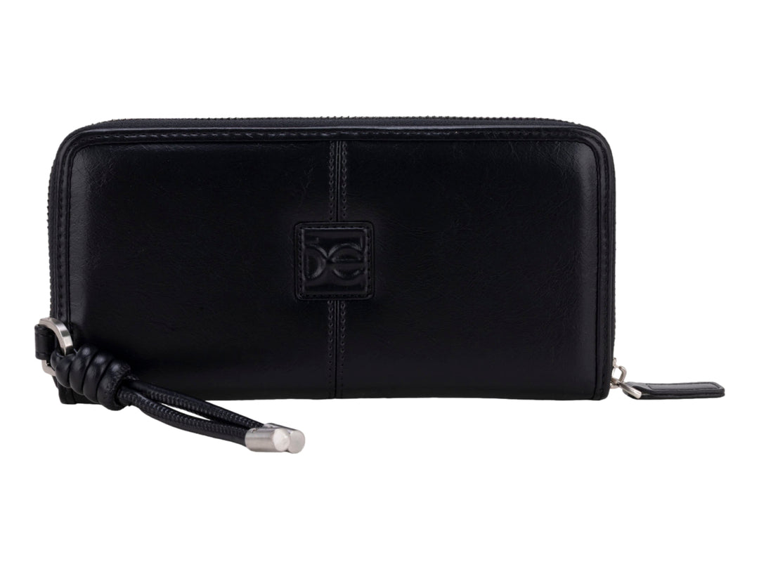 Cartera Cloe de cuero color negro con cierre perimetral y colgante decorativo.