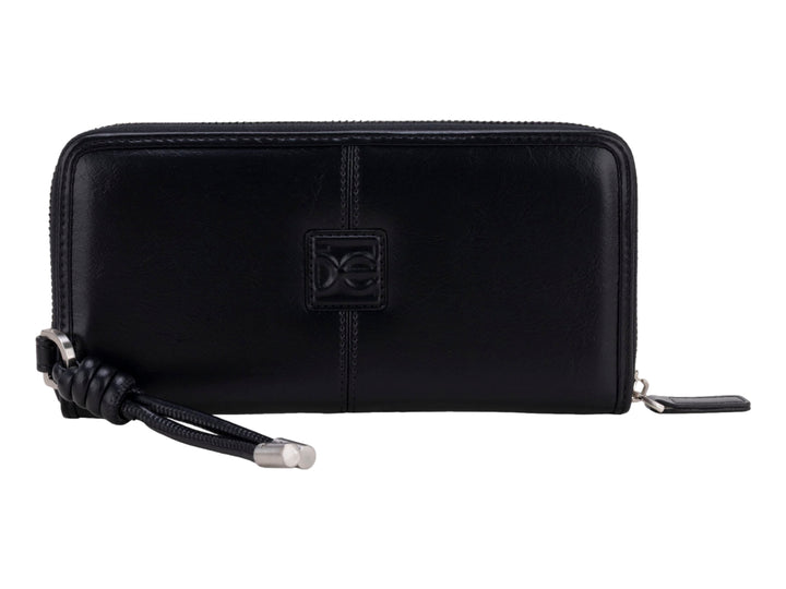Cartera Cloe de cuero color negro con cierre perimetral y colgante decorativo.