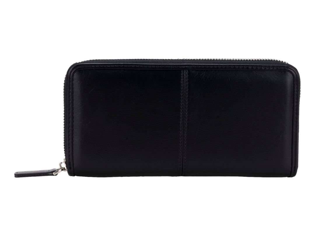 Cartera Cloe de cuero color negro con cierre perimetral y colgante decorativo.