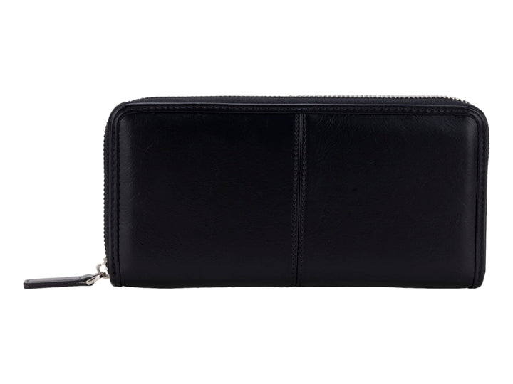 Cartera Cloe de cuero color negro con cierre perimetral y colgante decorativo.
