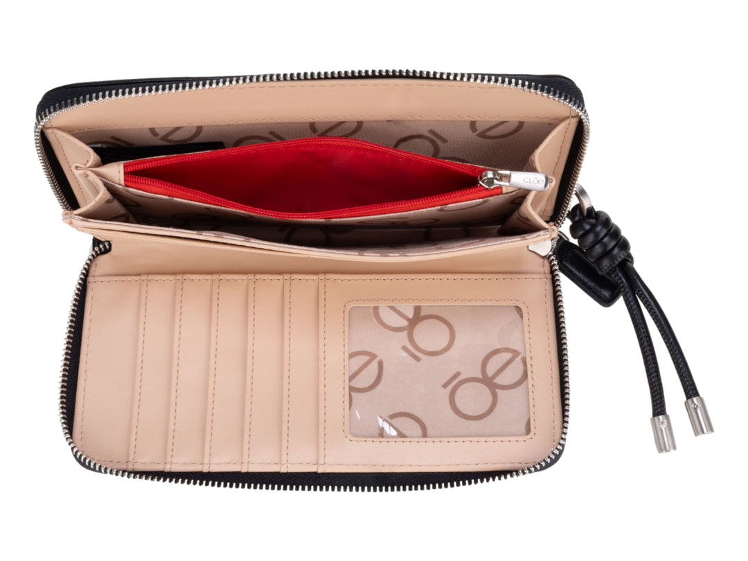 Cartera Cloe de cuero color negro con cierre perimetral y colgante decorativo.