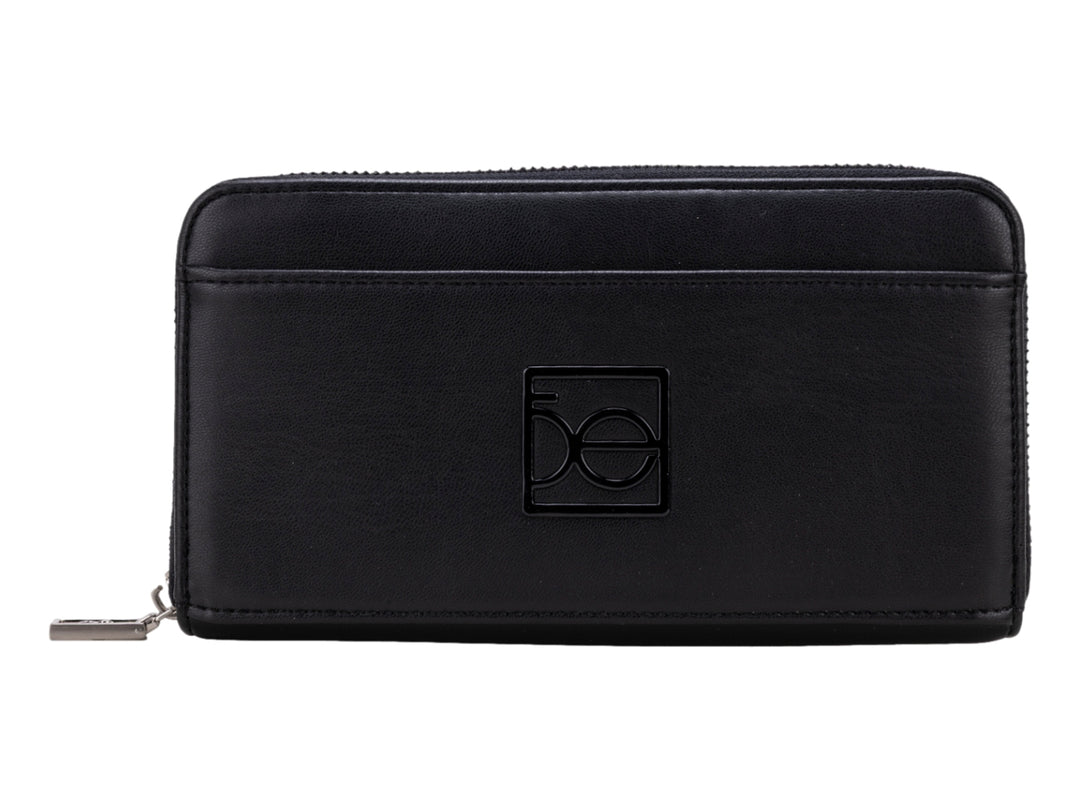 Cartera Cloe de color negro con cierre perimetral y logotipo grabado en el centro.