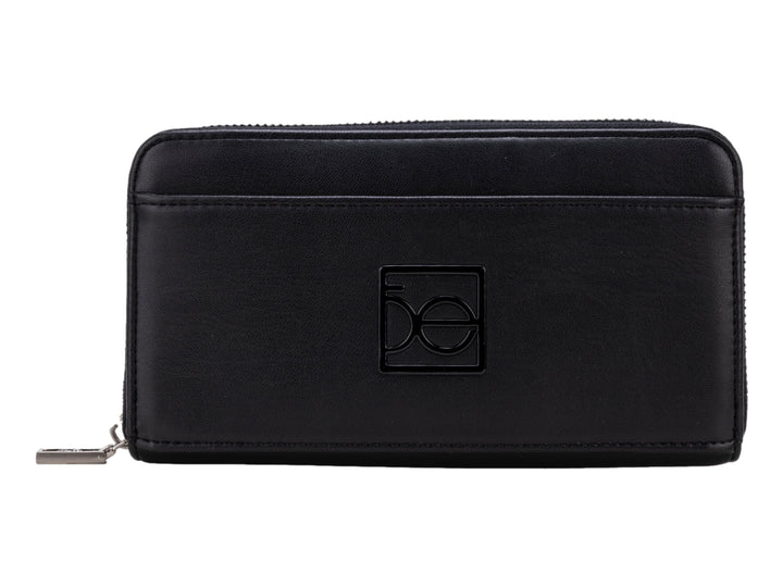 Cartera Cloe de color negro con cierre perimetral y logotipo grabado en el centro.