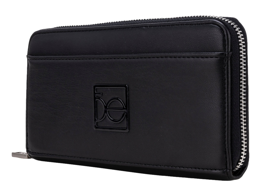 Cartera Cloe de color negro con cierre perimetral y logotipo grabado en el centro.