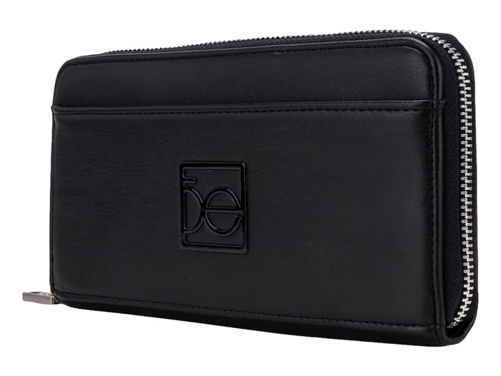 Cartera Cloe de color negro con cierre perimetral y logotipo grabado en el centro.