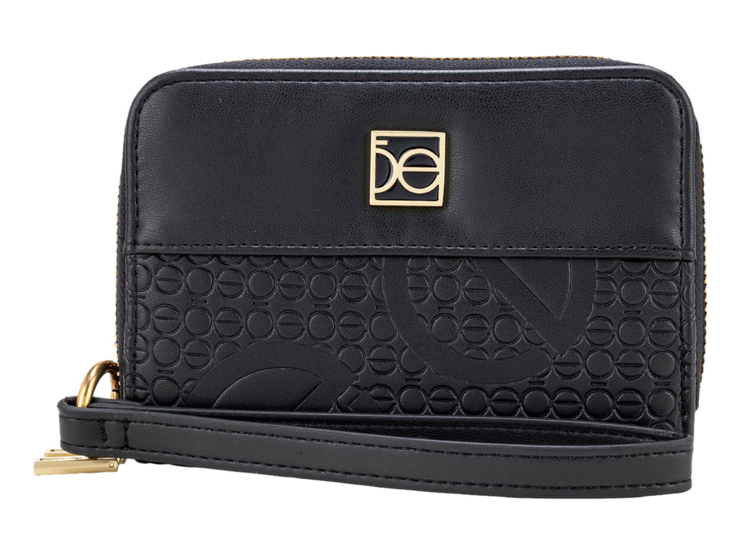 Bolso estilo cartera color negro de la marca Cloe con textura grabada en la parte inferior y correa corta.