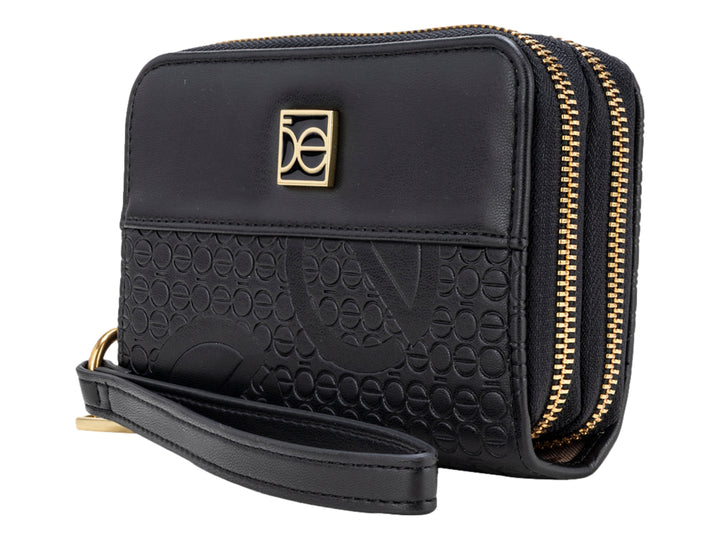 Bolso estilo cartera color negro de la marca Cloe con textura grabada en la parte inferior y correa corta.