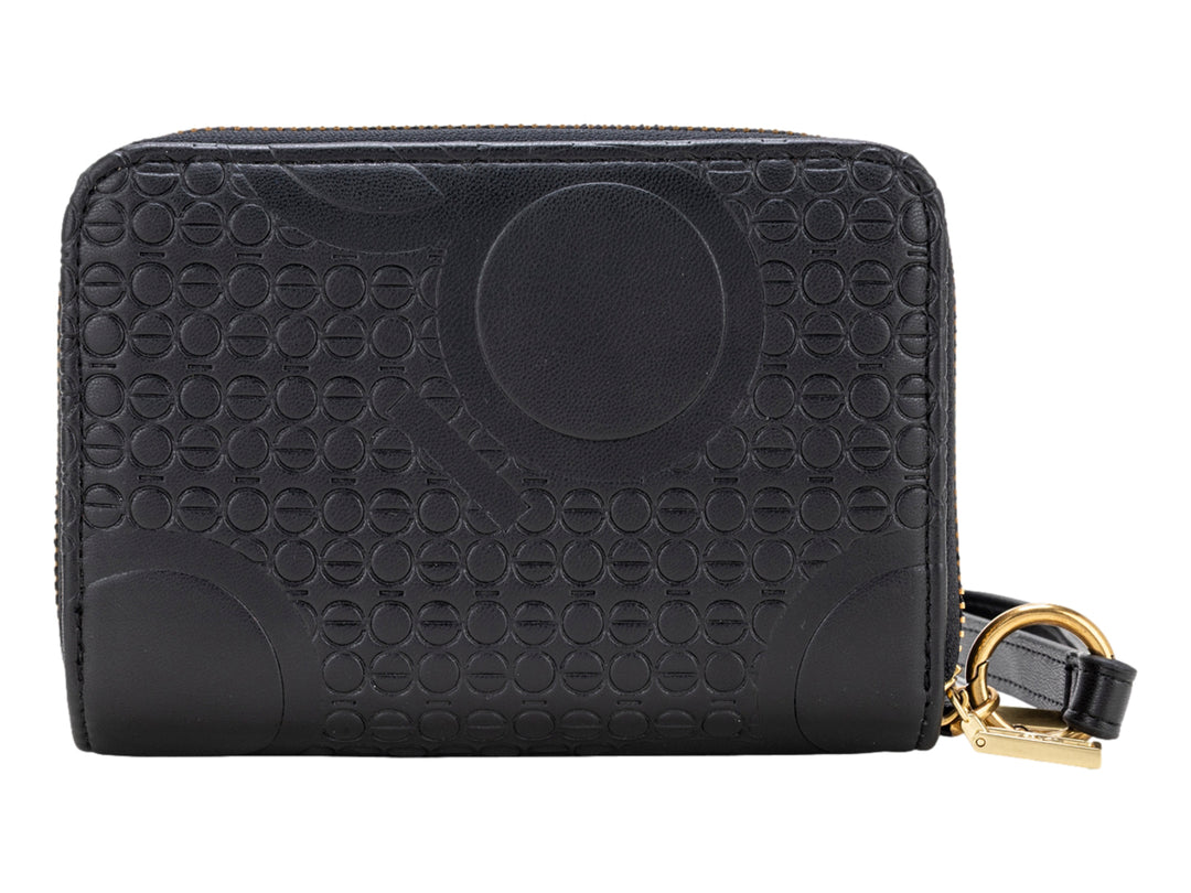 Bolso estilo cartera color negro de la marca Cloe con textura grabada en la parte inferior y correa corta.