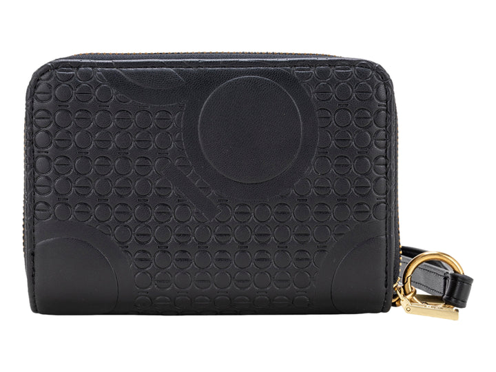 Bolso estilo cartera color negro de la marca Cloe con textura grabada en la parte inferior y correa corta.