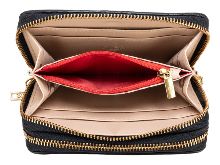 Bolso estilo cartera color negro de la marca Cloe con textura grabada en la parte inferior y correa corta.