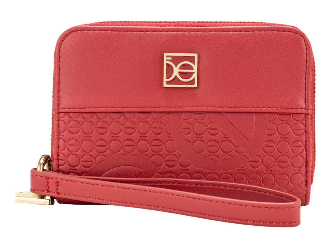 Bolso estilo cartera color rojo con textura grabada en la parte inferior y detalle metálico dorado frontal.