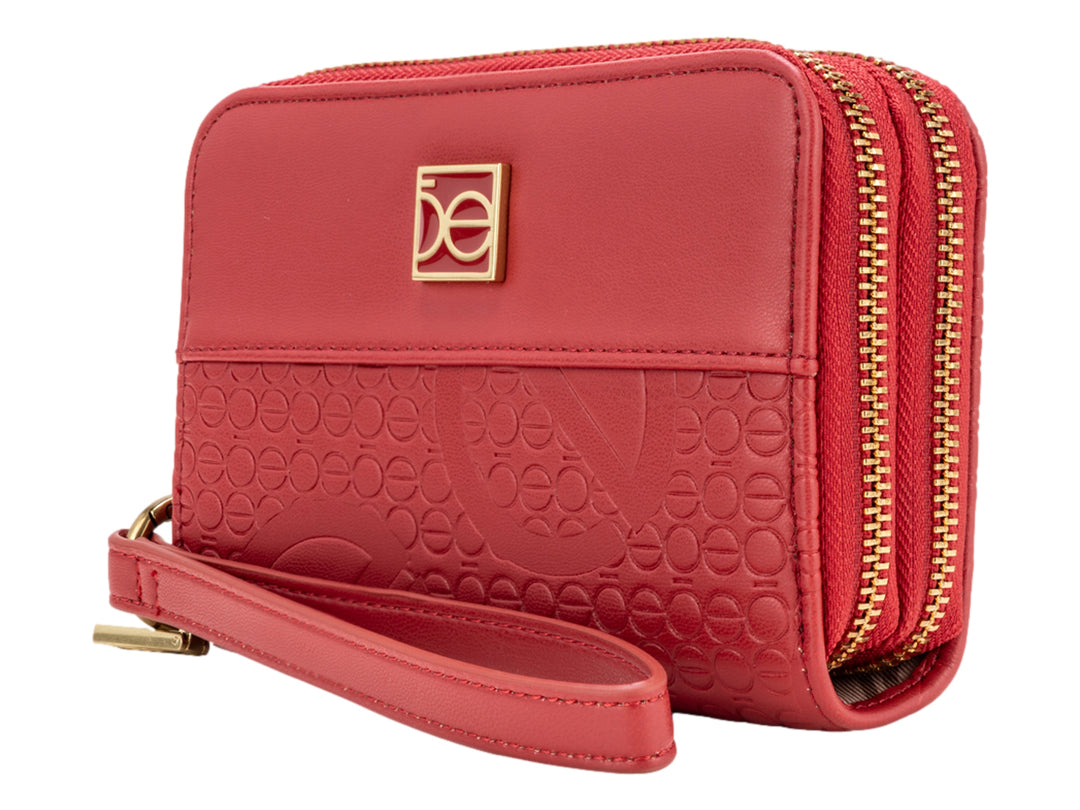 Bolso estilo cartera color rojo con textura grabada en la parte inferior y detalle metálico dorado frontal.