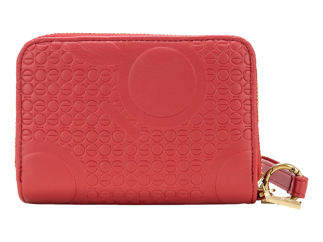 Bolso estilo cartera color rojo con textura grabada en la parte inferior y detalle metálico dorado frontal.