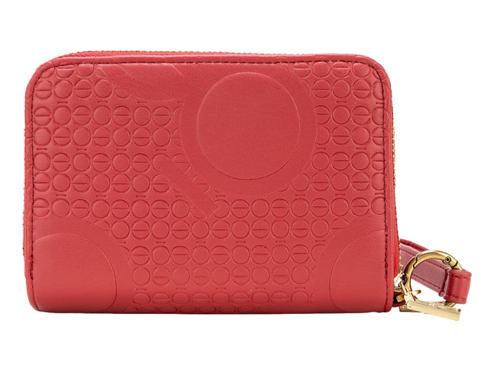 Bolso estilo cartera color rojo con textura grabada en la parte inferior y detalle metálico dorado frontal.