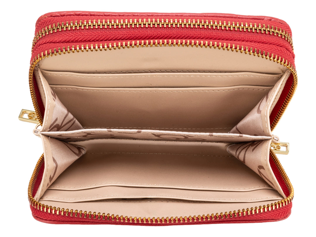Bolso estilo cartera color rojo con textura grabada en la parte inferior y detalle metálico dorado frontal.