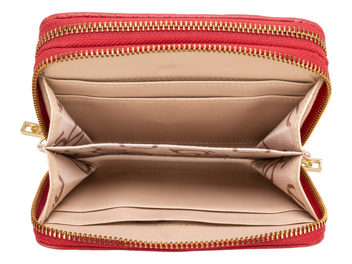 Bolso estilo cartera color rojo con textura grabada en la parte inferior y detalle metálico dorado frontal.