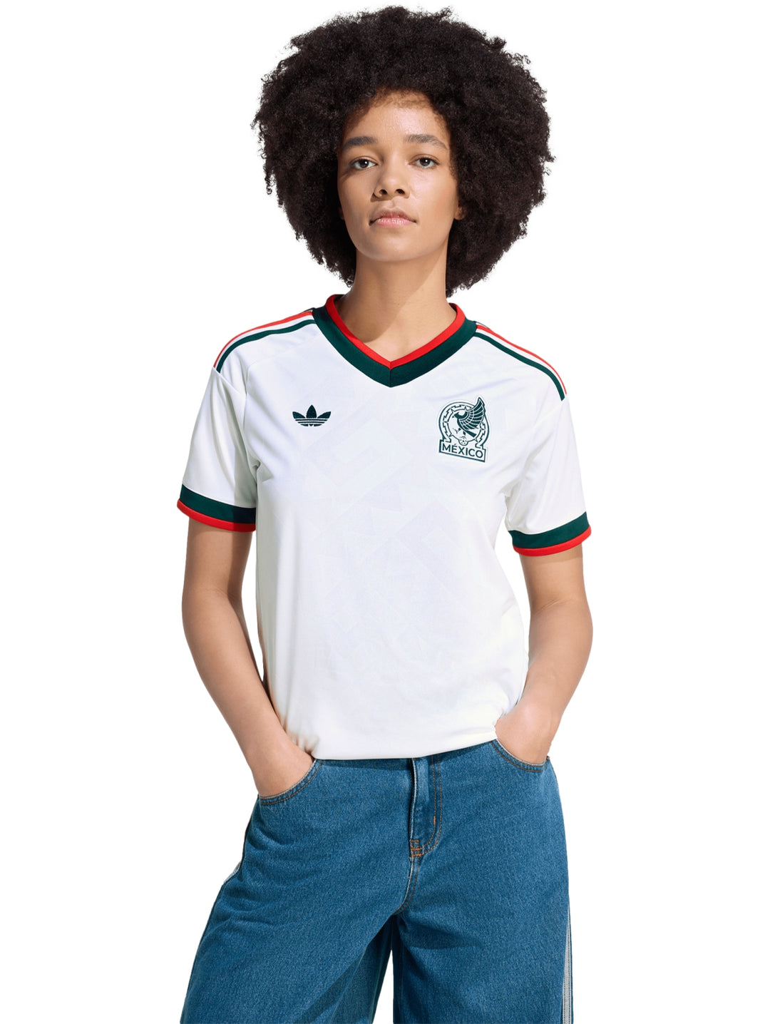 Jersey blanco de la Selección Mexicana de Fútbol con detalles en verde y rojo de la marca Adidas.