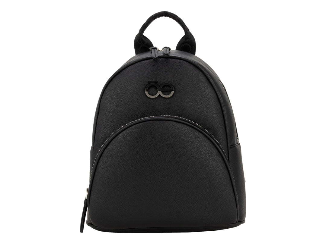 Mochila Cloe de color negro con textura granulada y detalle metálico frontal en forma de infinito.
