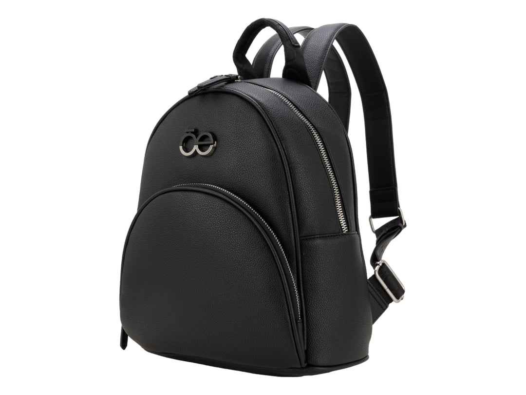 Mochila Cloe de color negro con textura granulada y detalle metálico frontal en forma de infinito.