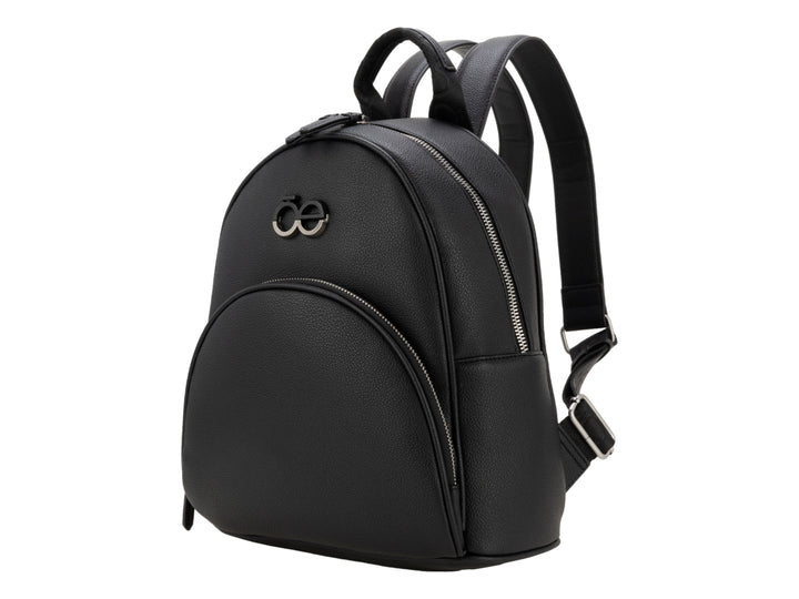 Mochila Cloe de color negro con textura granulada y detalle metálico frontal en forma de infinito.