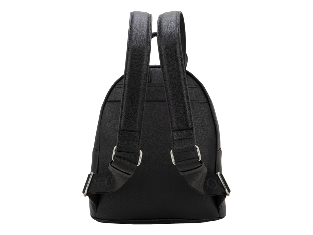 Mochila Cloe de color negro con textura granulada y detalle metálico frontal en forma de infinito.