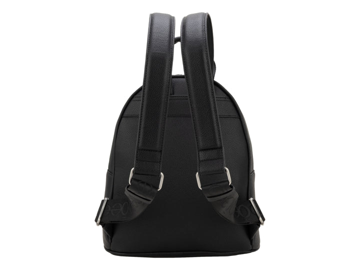 Mochila Cloe de color negro con textura granulada y detalle metálico frontal en forma de infinito.
