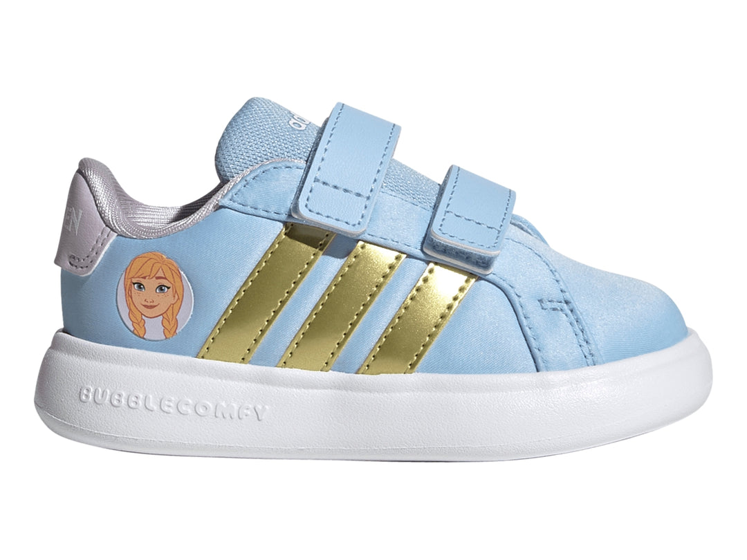 Tenis Adidas para niña en color azul claro con franjas doradas, cierre de velcro y suela blanca.