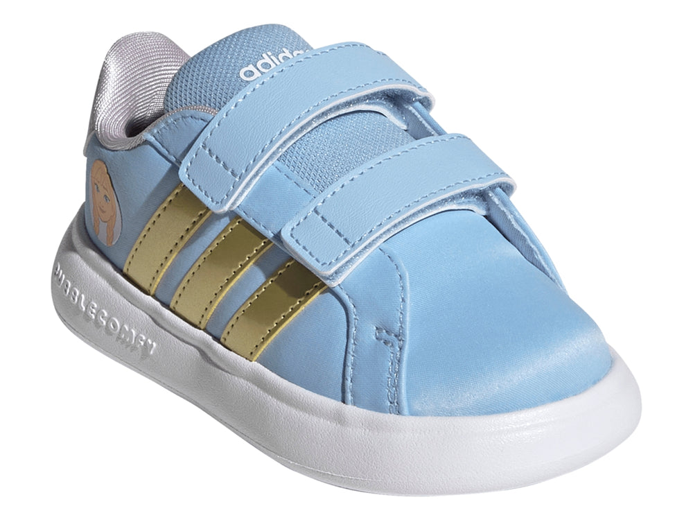 Tenis Adidas para niña en color azul claro con franjas doradas, cierre de velcro y suela blanca.