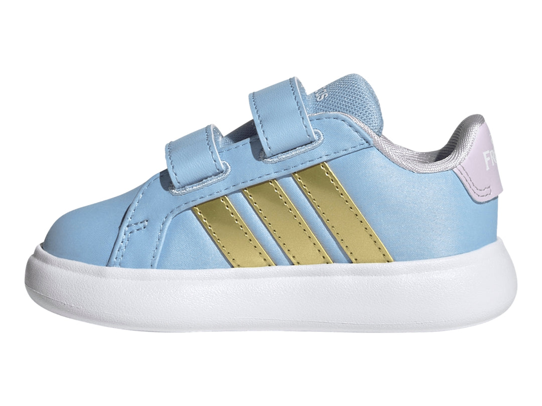Tenis Adidas para niña en color azul claro con franjas doradas, cierre de velcro y suela blanca.