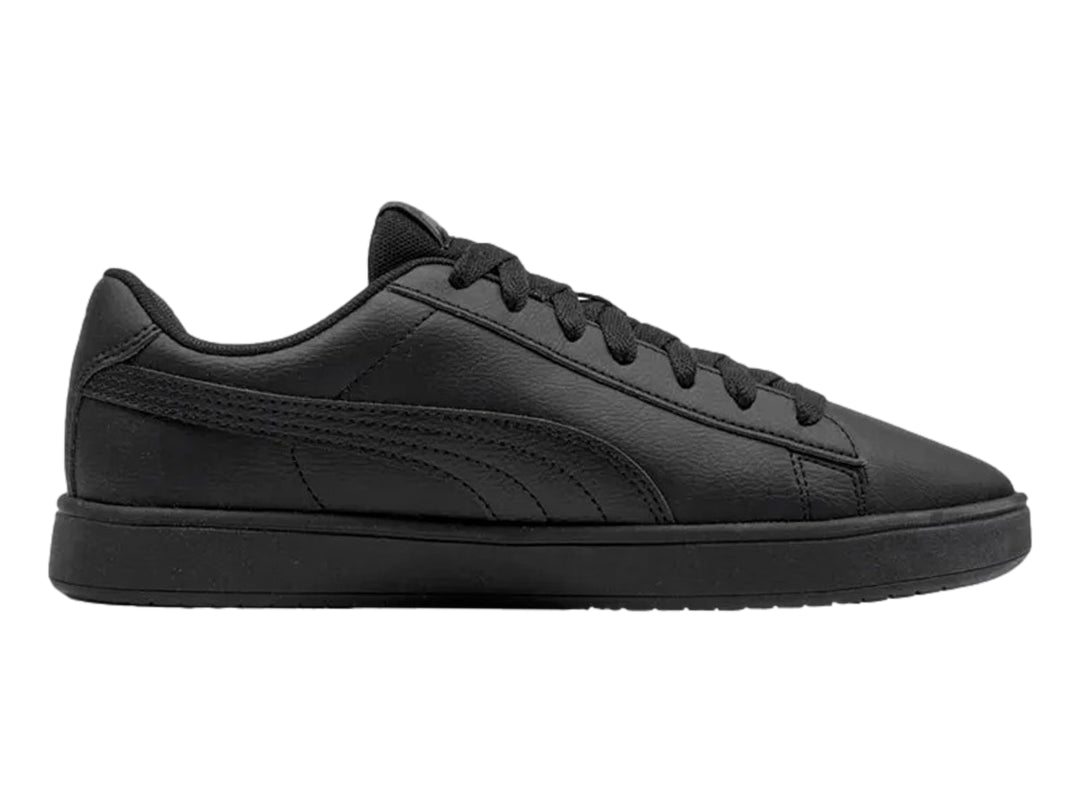 Tenis Puma Rickie Classic en color negro con suela plana y cordones, vista lateral.