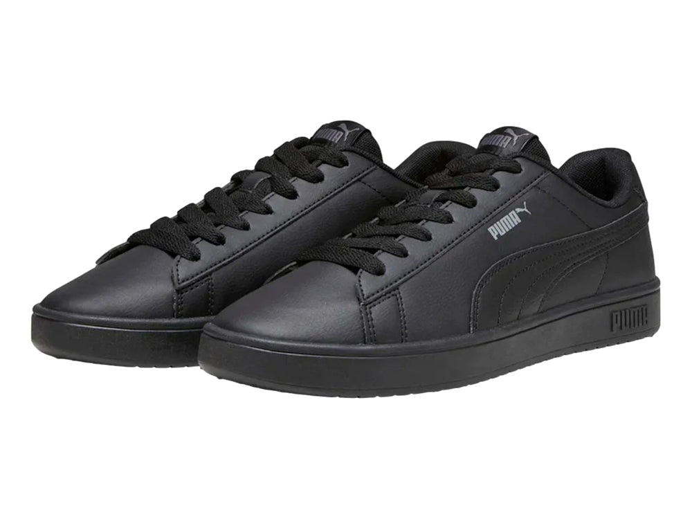 Tenis Puma Rickie Classic en color negro con suela plana y cordones, vista lateral.