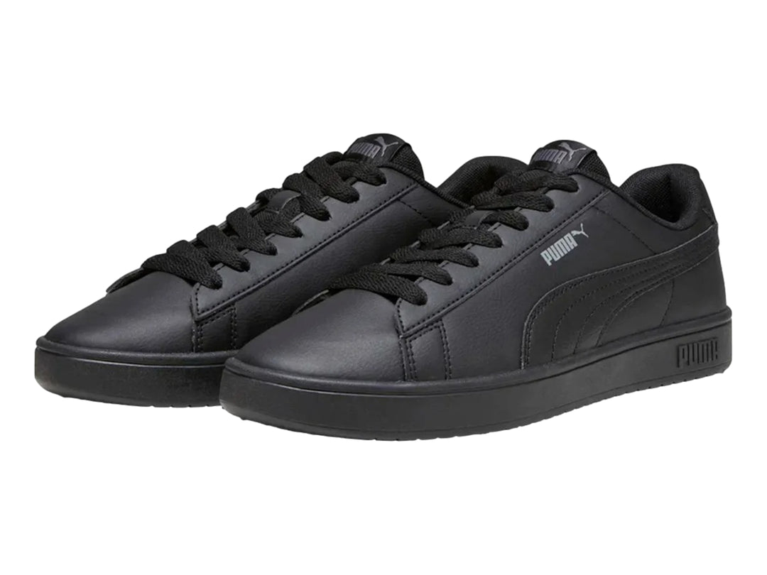 Tenis Puma Rickie Classic en color negro con suela plana y cordones, vista lateral.