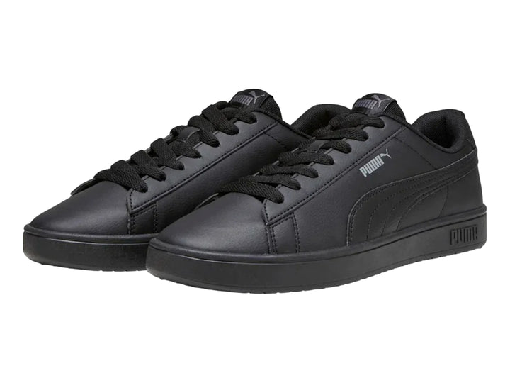 Tenis Puma Rickie Classic en color negro con suela plana y cordones, vista lateral.
