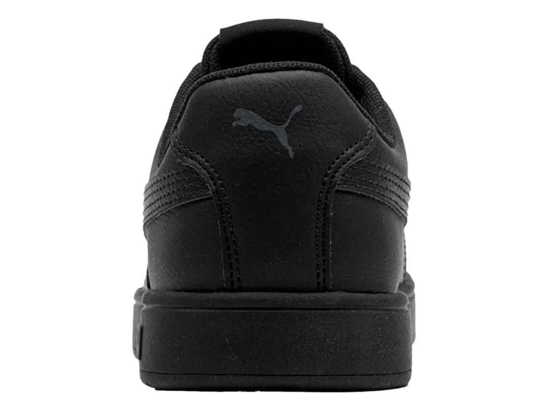 Tenis Puma Rickie Classic en color negro con suela plana y cordones, vista lateral.